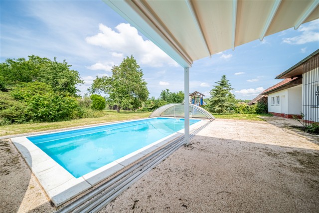 dům a bazén za domem [3/56]